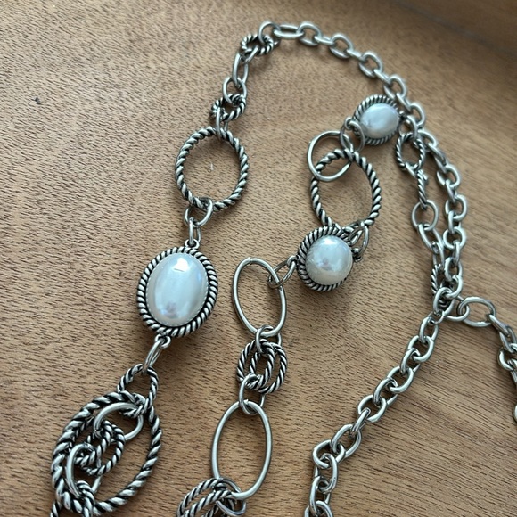 Premier Designs Faux Pearl Silvertone Wire Design chain 40” stylish necklace - Picture 4 of 5